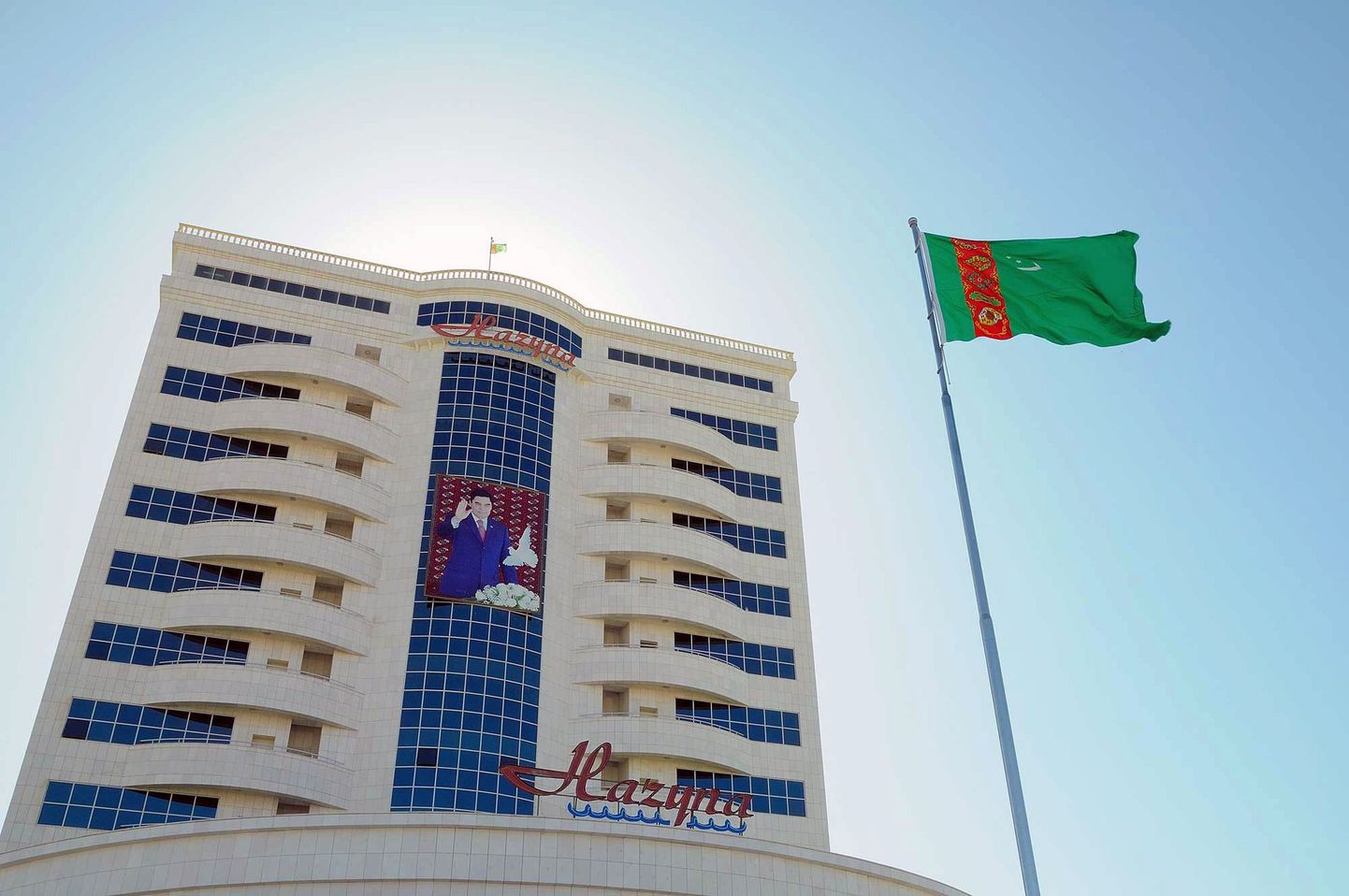 Türkmenistani lipp hotelli juures Avaza puhkekeskuses.