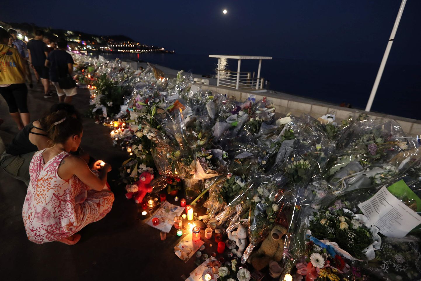 Hukkunute mälestuseks toodud lillede ja küünalde meri Nice'i rannapromenaadil käesoleva aasta juulis.