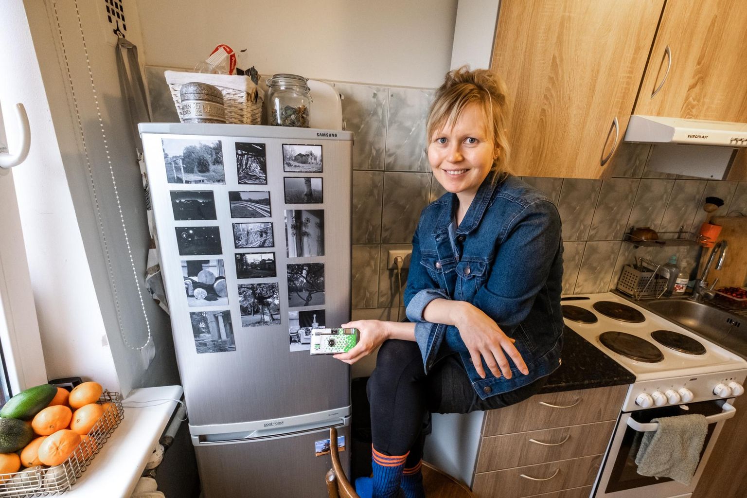 Lilli Tölp imetleb näitust köögis süües.