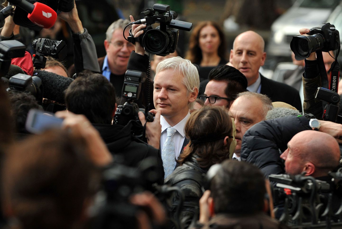 Julian Assange (keskel) täna Londoni kohtumaja ees.