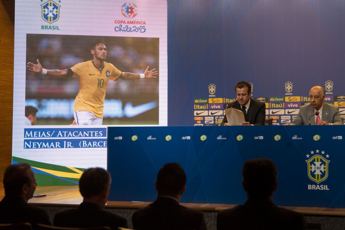 Brasiilia jalgpallikoondise peatreener Dunga avaldamas sel suvel toimuva Copa America tarbeks kokku pandud koondise koosseisu.