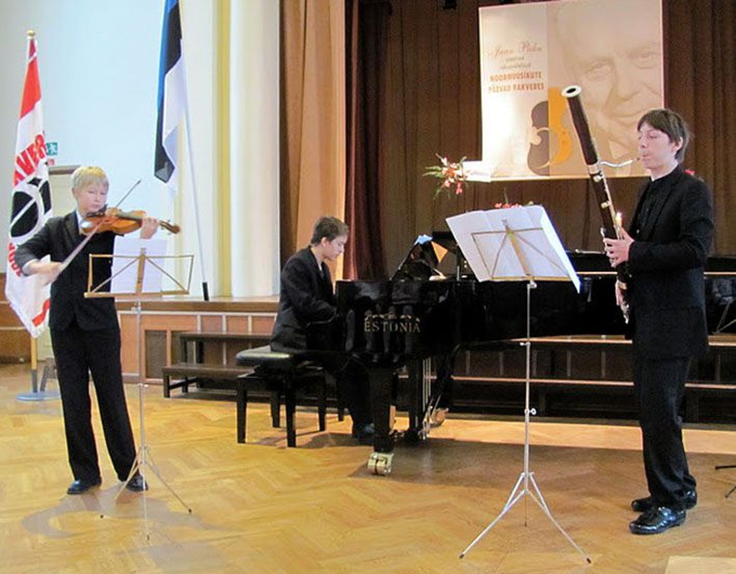 Tallinna muusikakeskkooli ansambel Harija Trio Hans Christian Aavik (viiul), Jakob Peäske (fagott) ja Richard Mägar (klaver) lõpetas meeleolukalt noormuusikute paraadi.