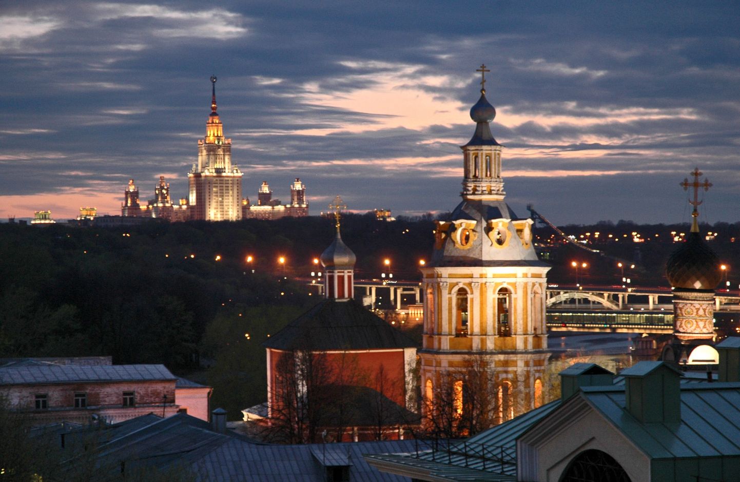Lomanossovi-nimeline Moskva Riiklik Ülikool (tagaplaanil).