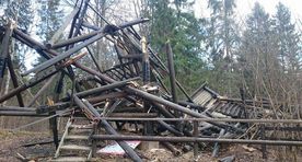 Galerii: Iisakus kukkus 28-meetrine vaatetorn tugeva tuule tõttu kokku