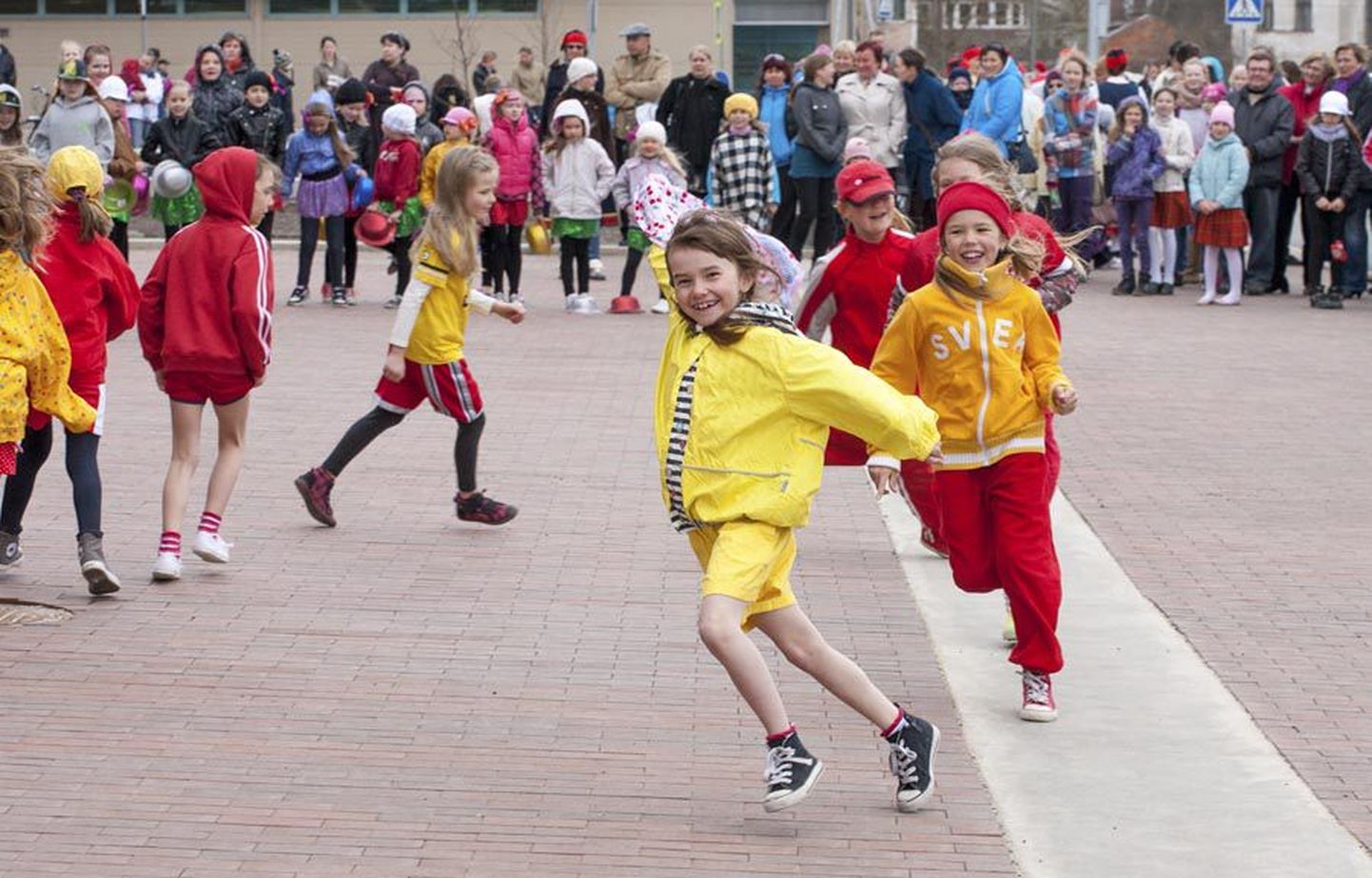 Mullu lõppes tantsunädala Uku keskuse juures suure laste ja noorte etendusega.