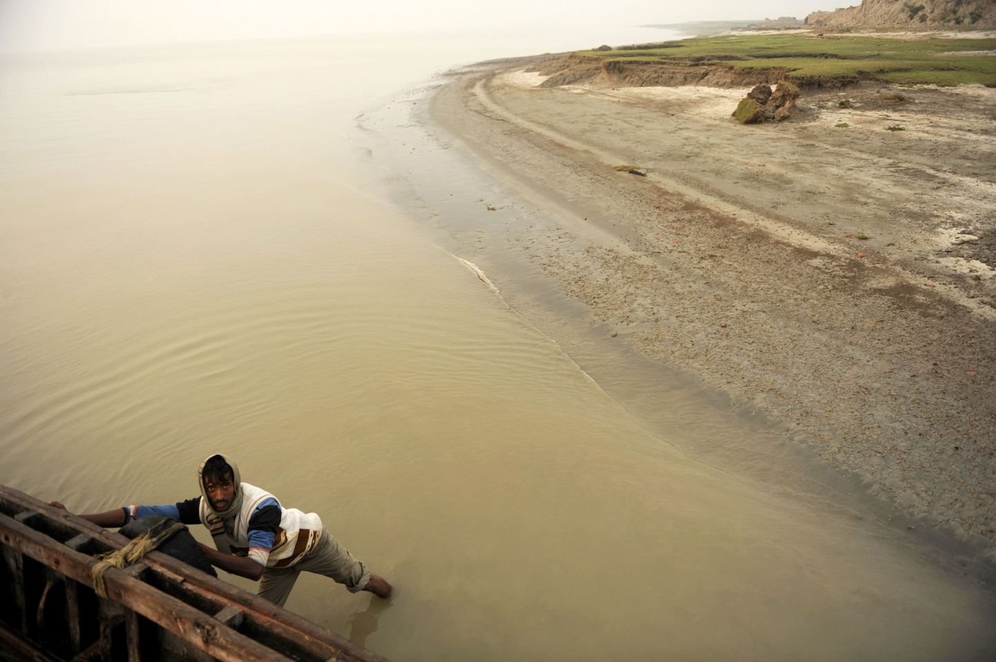 India paadimees Kolkata lähistel asuval Ghoramara saarel, mille pindala on viimase 25 aasta jooksul kliimasoojenemise tõttu poole võrra vähenenud.