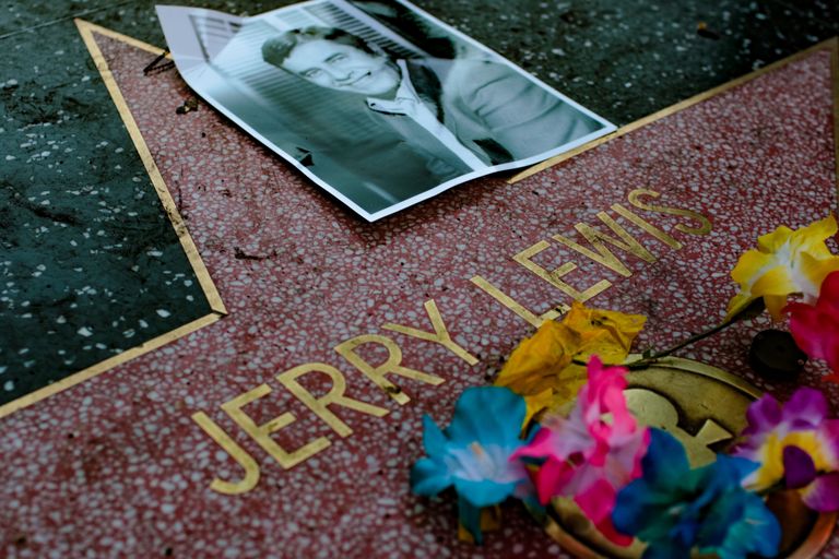 USA komöödianäitleja Jerry Lewis suri 91-aastasena