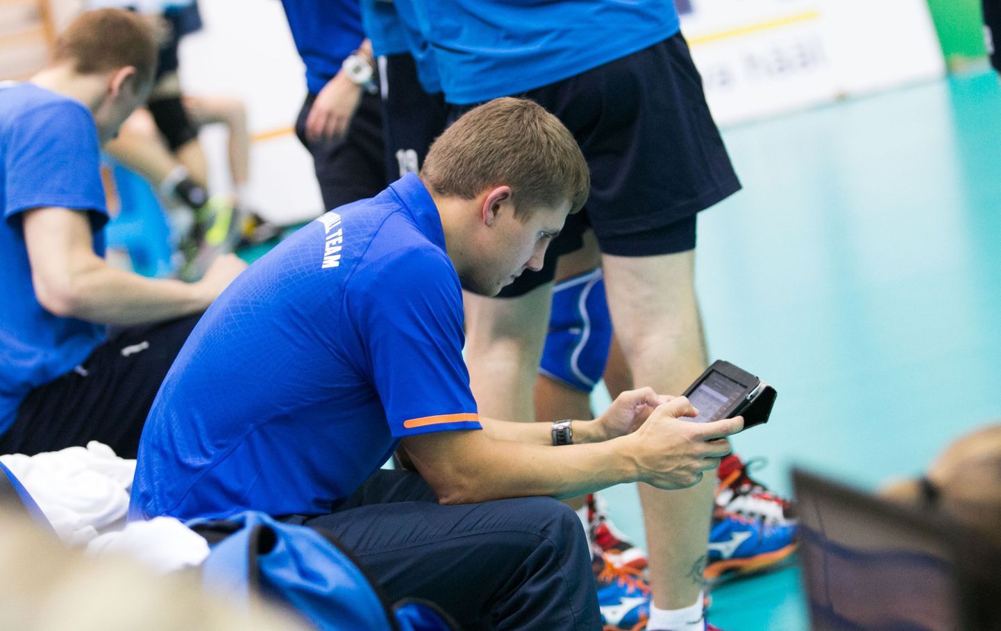 Eesti võrkpallikoondise abitreener Rainer Vassiljev  tahvelarvutiga.