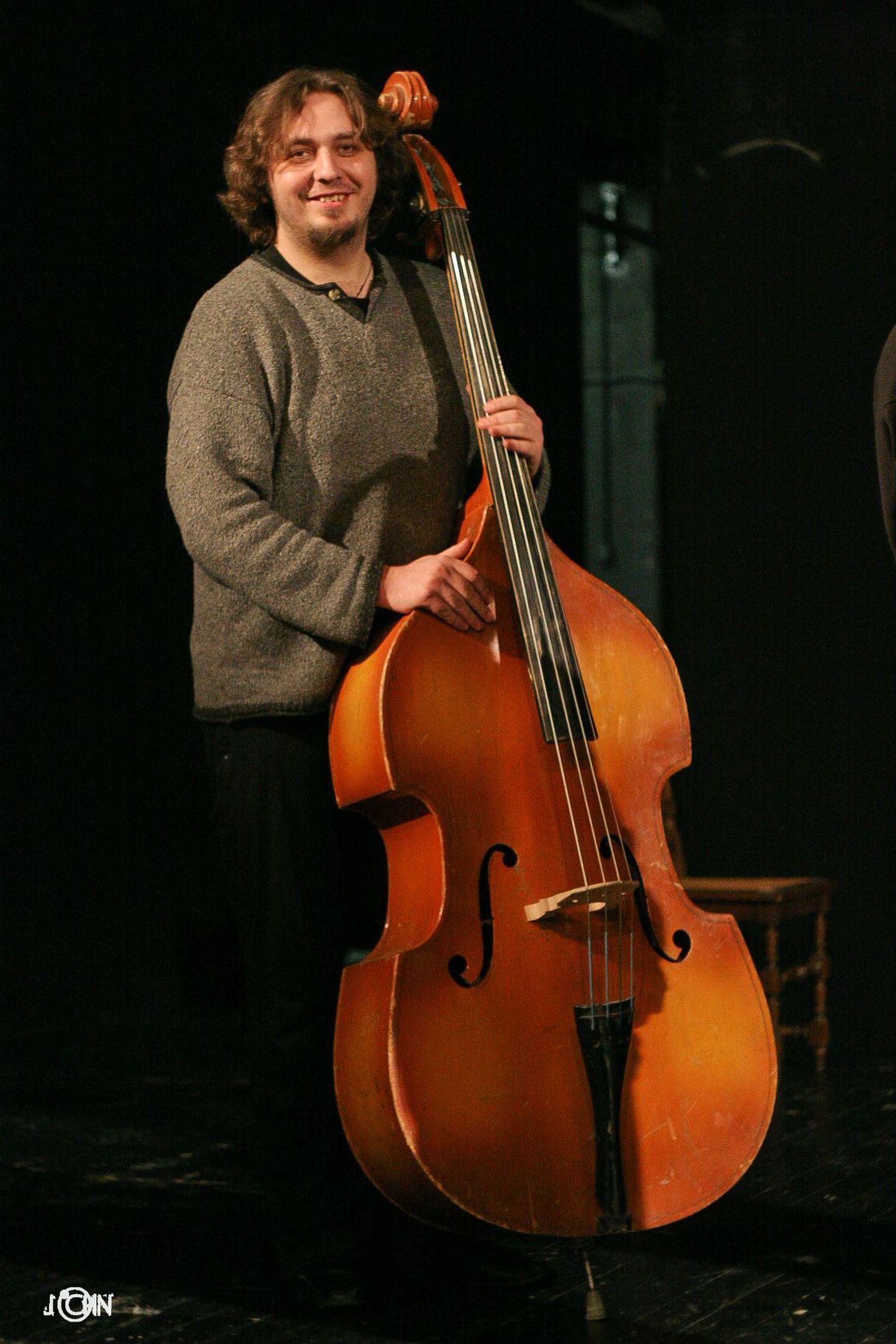 Дамис (Александр Кучмезов), сын Оргона, появится в спектакле вместе с контрабасом.