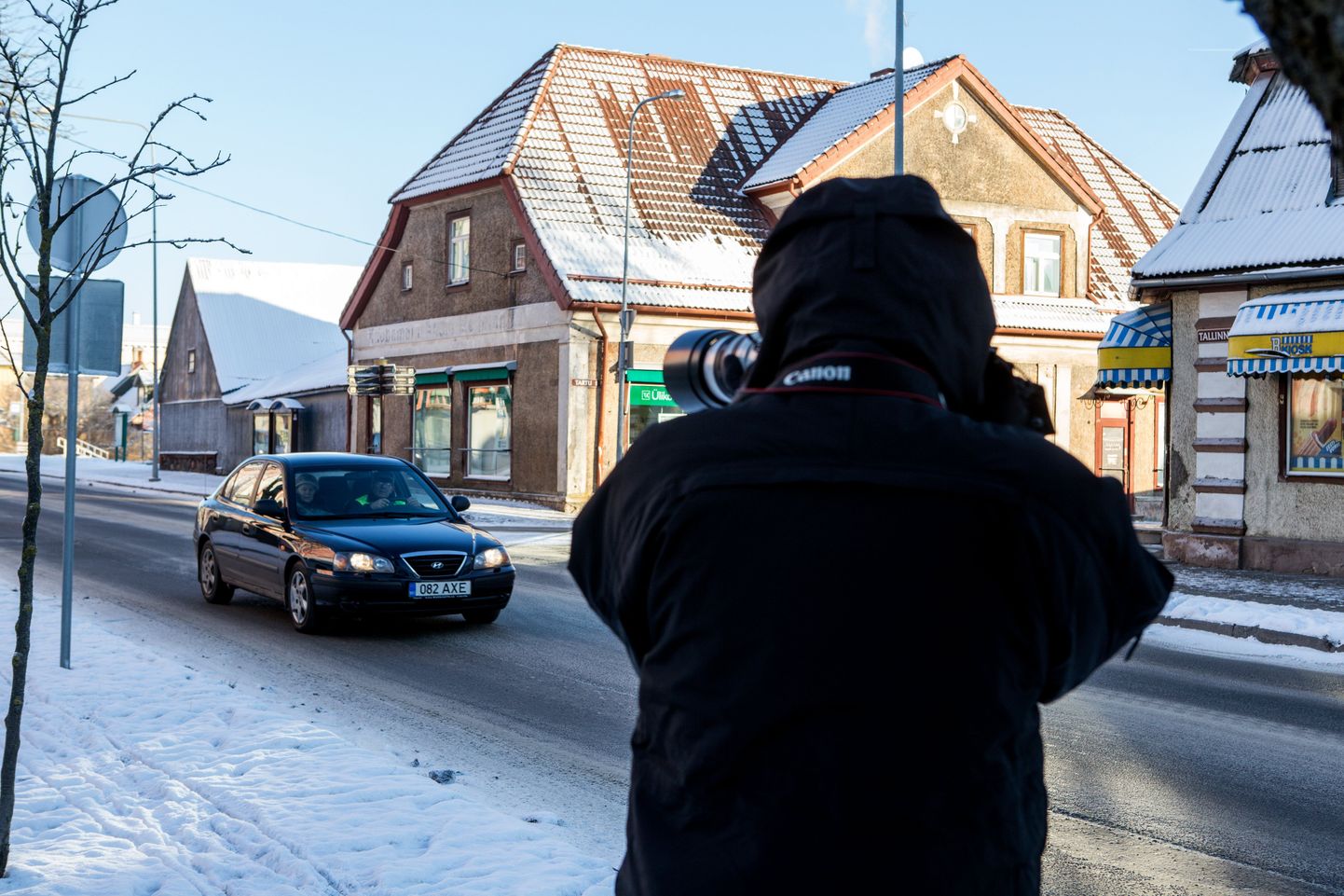Viljandi politseinikud on hommikust saati jälginud Viljandis Tallinna tänaval turvavöö kasutamist.