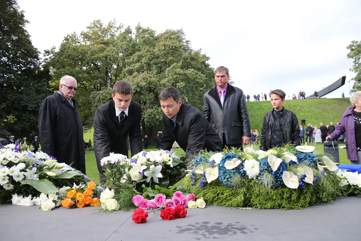 Mälestusteenistus Estonia huku mälestusmärgi juures.