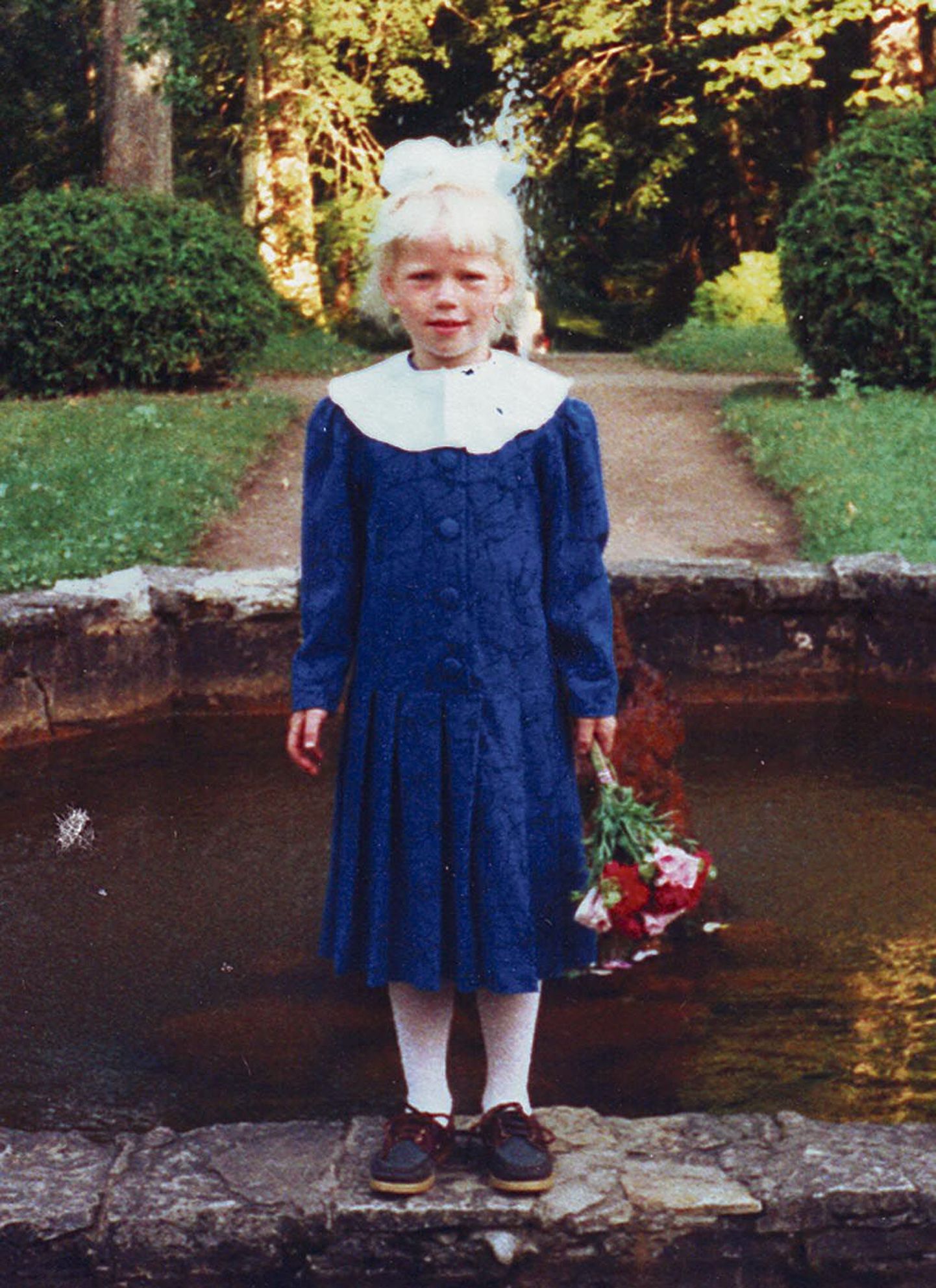 Helen Gross 1996. aastal esimesel koolipäeval Voltveti mõisapargis.