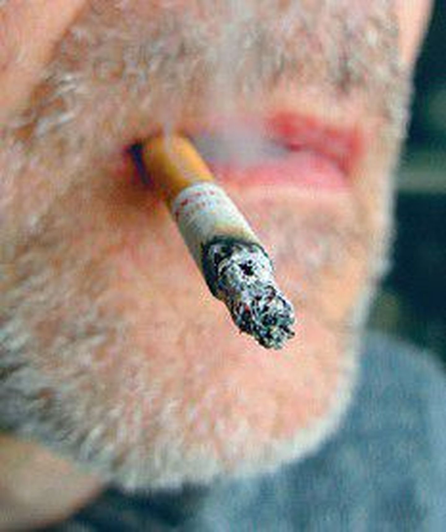 Небрежность при курении уносит каждый год десятки жизней.