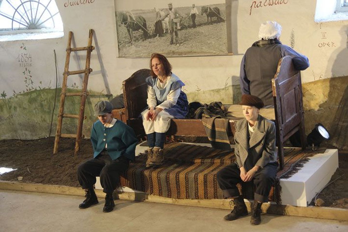 Lavastuses mängivad (vasakult) Marin Mägi-Efert, Liisa Aibel ja Saara Kadak. Kaasa teeb ka ansambel Kõrsikud.
