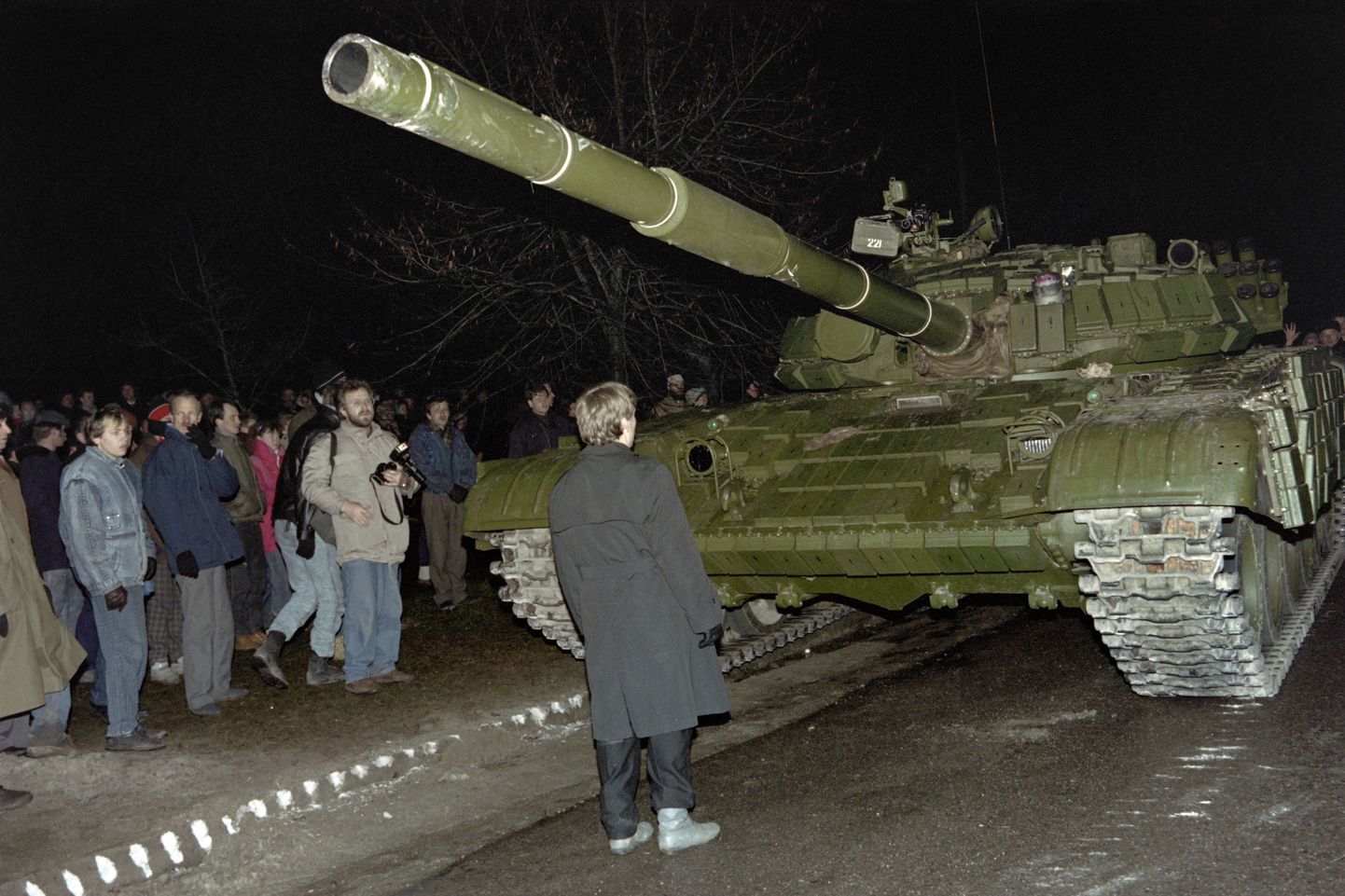 13. jaanuar 1991: leedulane seisab Nõukogude tanki ees.