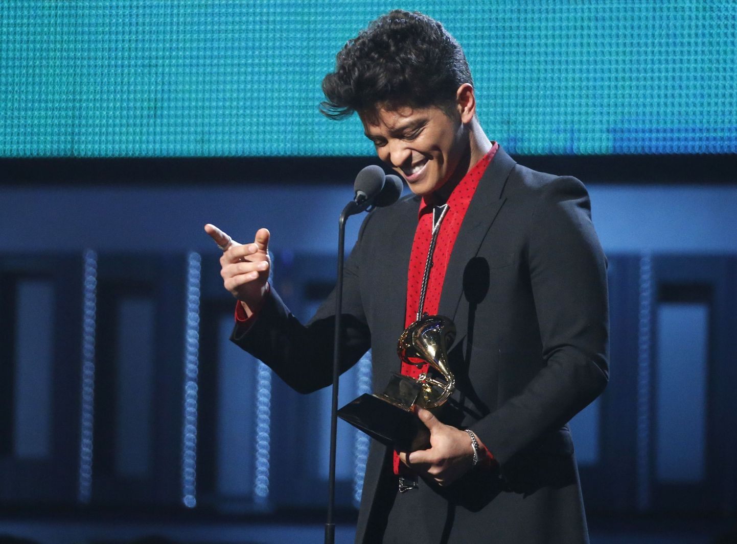 Bruno Mars accepts the award for Best Pop Vocal Album for "Unorthodox Jukebox" at the 56th annual Grammy Awards in Los Angeles, California January 26, 2014.    REUTERS/Mario Anzuoni (UNITED STATES  - Tags: ENTERTAINMENT)   (GRAMMYS-SHOW)