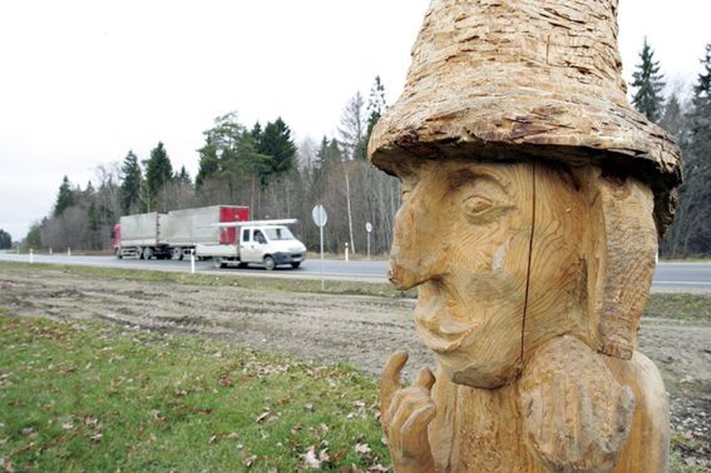 Mujal maailmas nähtud puuskulptuurid ütlevad nüüd “Tere!” ka Raktoomi tanklast möödujatele või sinna sisse sõitjatele.