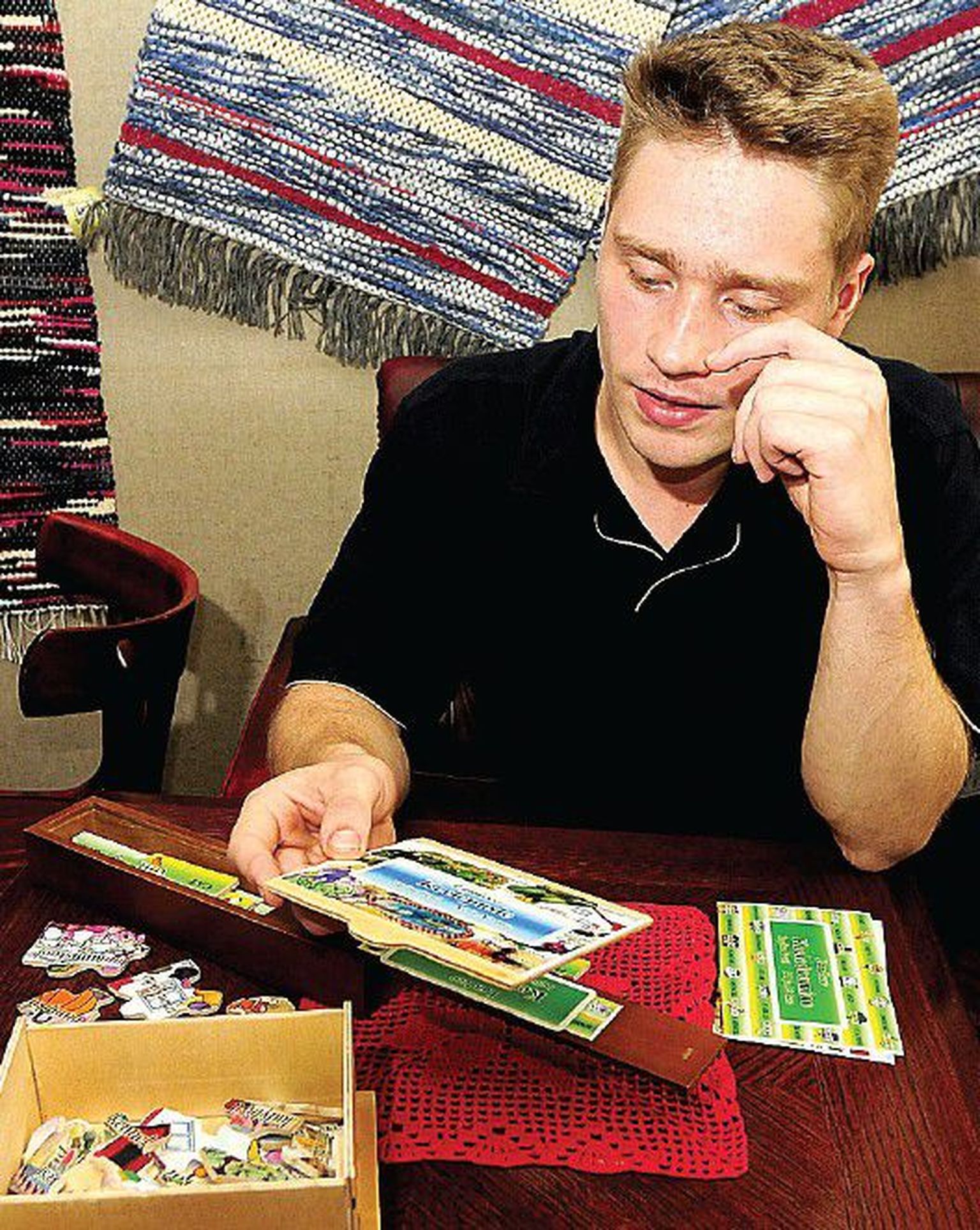 Töötukassa ettevõtlustoetuse abil tuule tiibadesse saanud ettevõtja Ahti Maa näitab arendavaid lauamänge, mis õpetavad mudilastele lõbusalt inglise keelt.