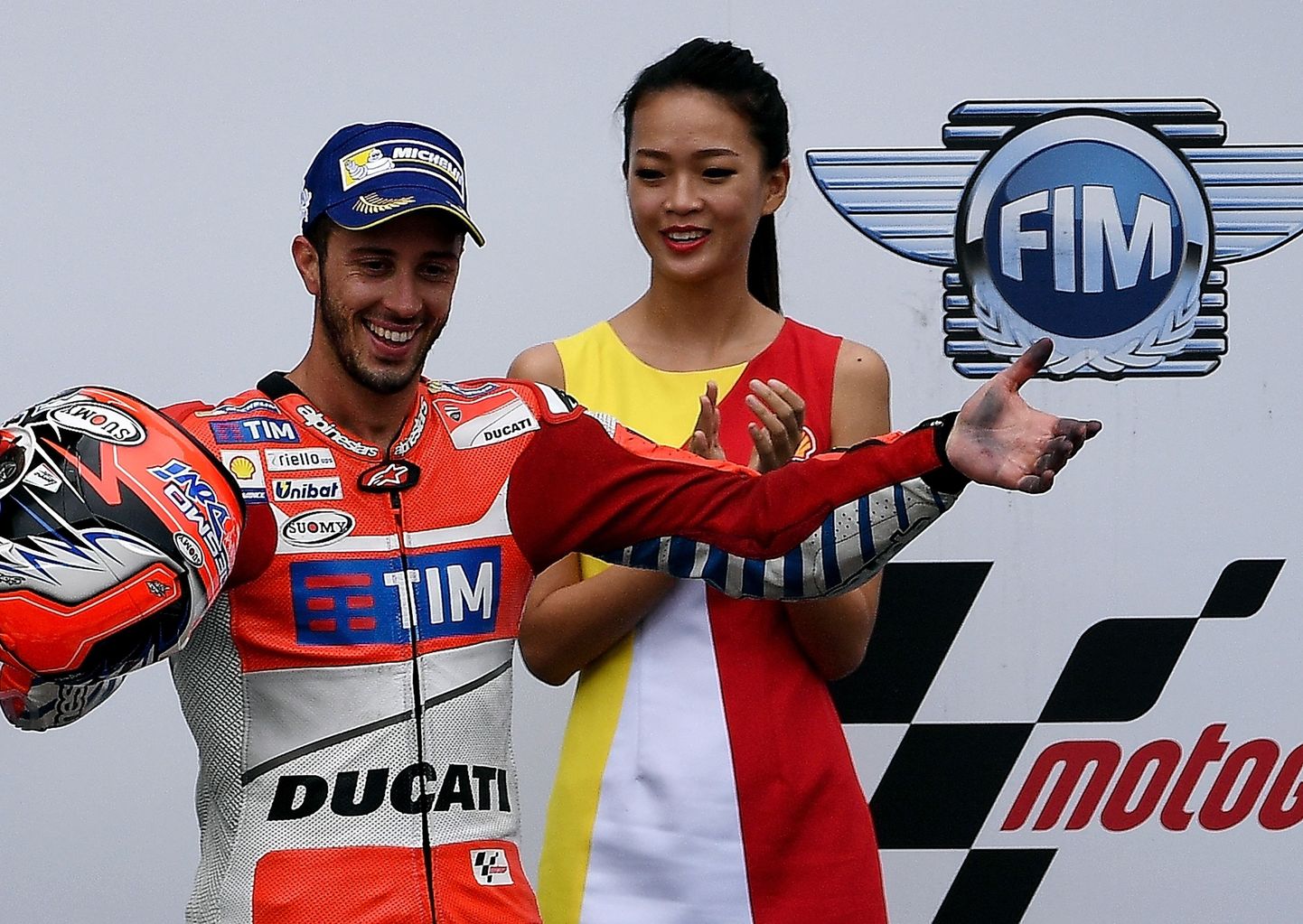 Andrea Dovizioso (L) tähistamas Malaisia GP võitu.