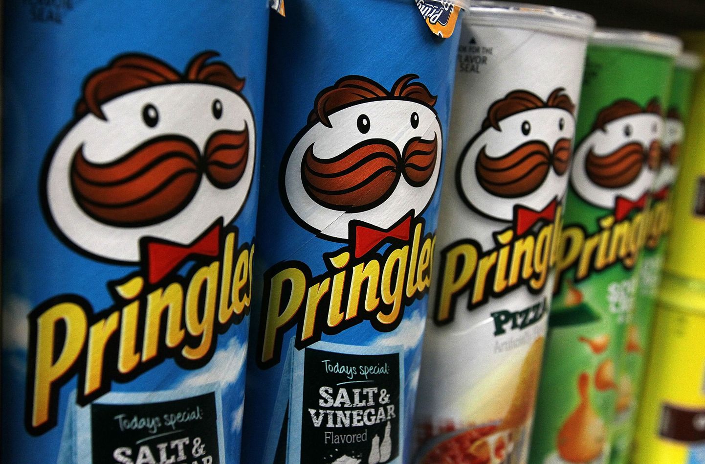 Pringlesi kartulikrõpsud on pakitud sügavasse purki.