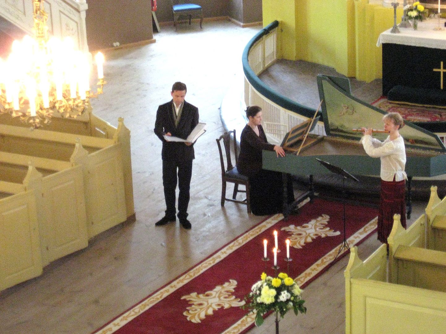 Andreas Kalkun (kontratenor), Stella Sõmer (klavessiin), Helena Uleksin (barokkflööt) ansamblist Grupeto.