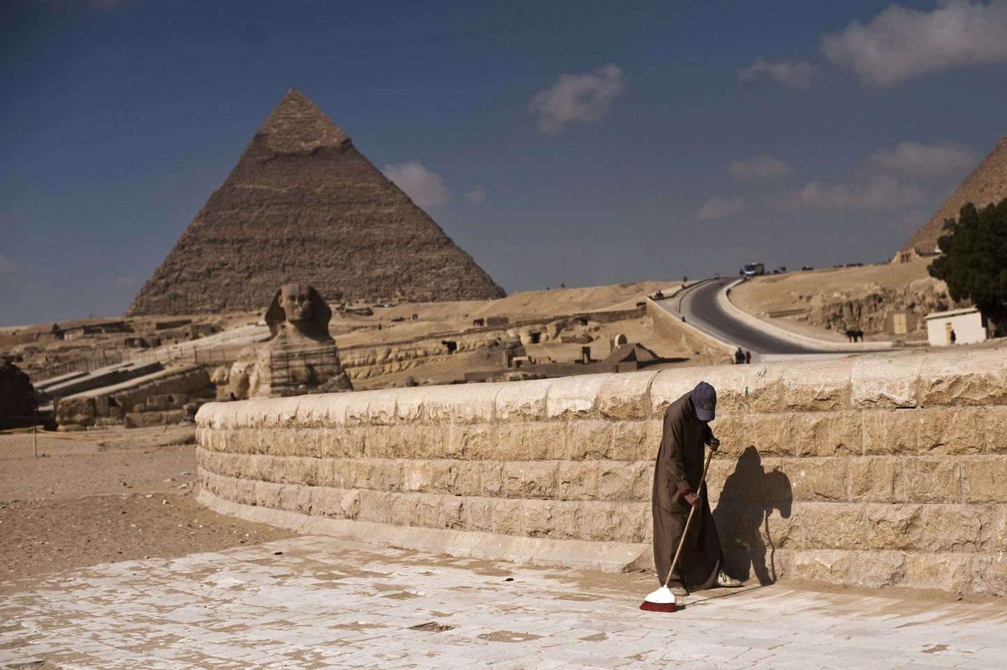 Giza püramiidide juures pole riigis valitseva äreva olukorra tõttu kuigi palju turiste. Samas on osa riike Egiptuse kuurortidesse reisimise taas turvaliseks kuulutanud.