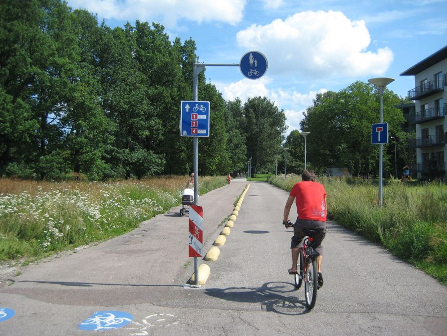 Велосипедист в Таллинне. Иллюстративное фото.
