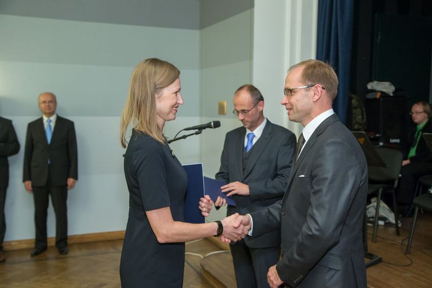 Tartu Ülikooli arstiteaduskonna dekaan Joel Starkopf (paremal) ja TÜ Kliinikumi juhatuse liige Mart Einasto õnnitlevad ühte teaduspreemia saajatest, Karit Reinsoni.