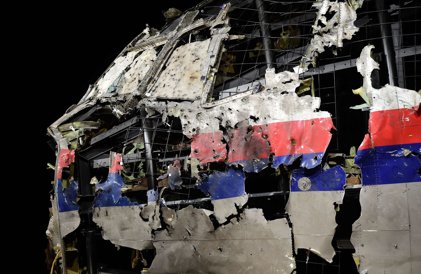 Совет безопасности Нидерландов по расследованию причин и последствий аварий и катастроф представил доклад о крушении в 2014-м году на востоке Украины самолета авиакомпании Malaysia Airlines MH17.
