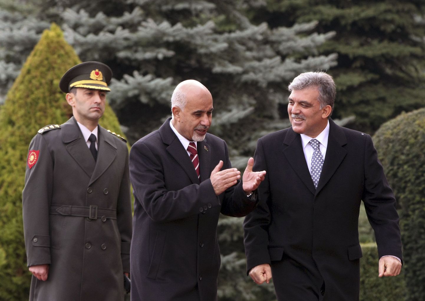 Liibüa ajutine president Mohammed el-Megarif (keskel) vestleb Türgi presidendi Abdullah Güliga.