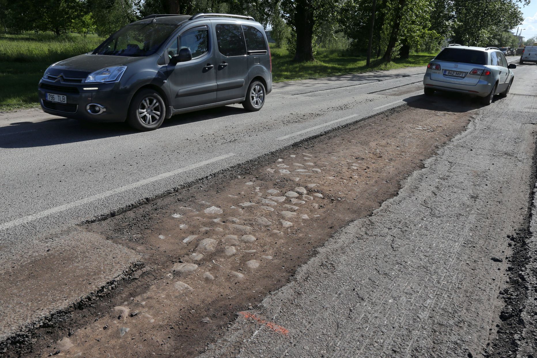 Viljandi maateel paljastus asfaldi freesimise järel ammune munakivisillutis.