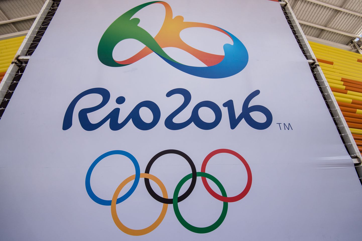 Баннер с эмблемой Олимпиады в Рио.