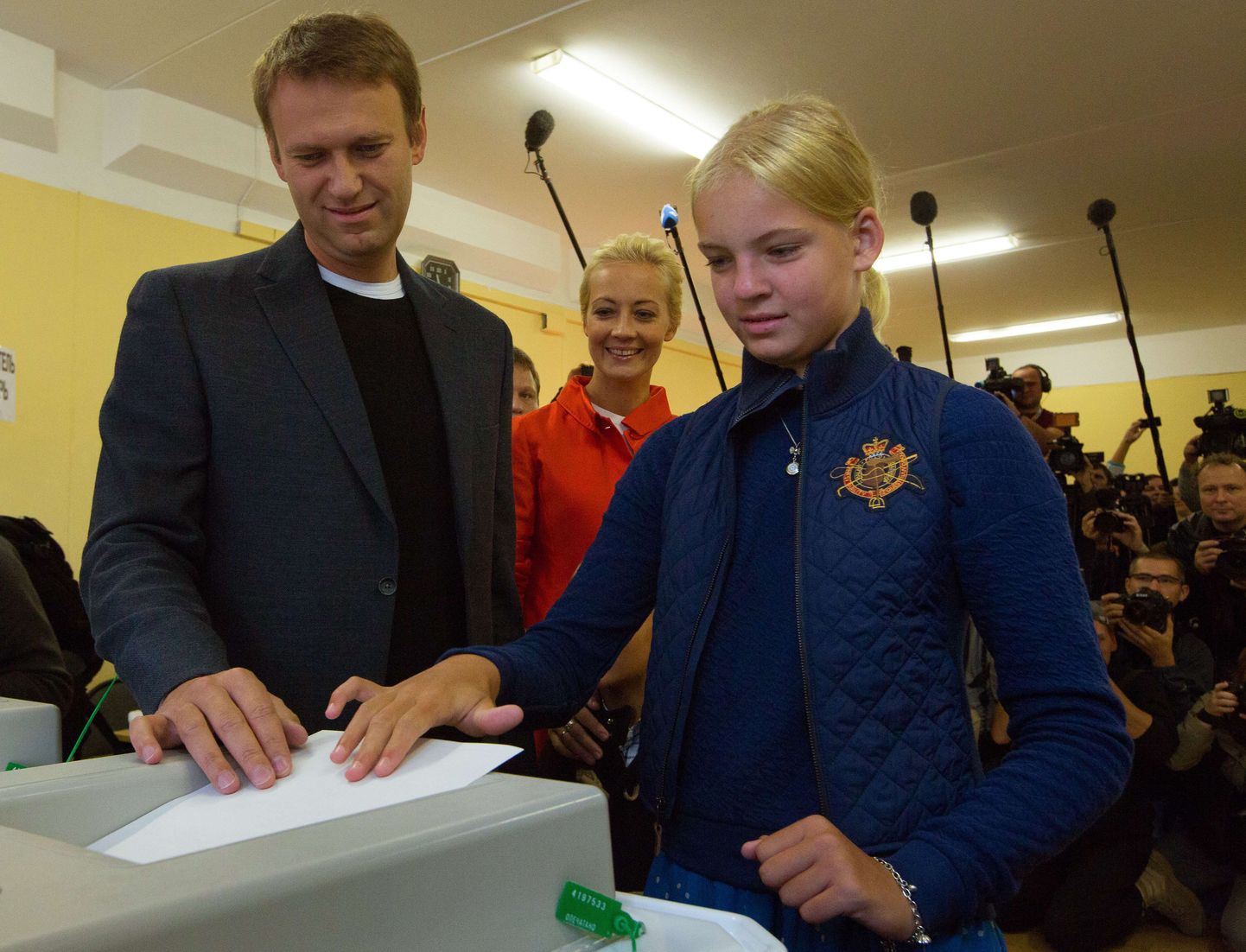Aleksei Navalnõi pani oma valimisedeli hääletuskasti tütar Daša abiga.
