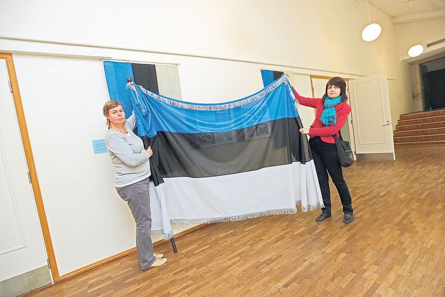 Nüüd, 130 aastat hiljem valmistasid Põltsamaa käsiteokoja eestvedajad Kersti Pook (pildil vasakul) ja Katre Arula lipust koopia.