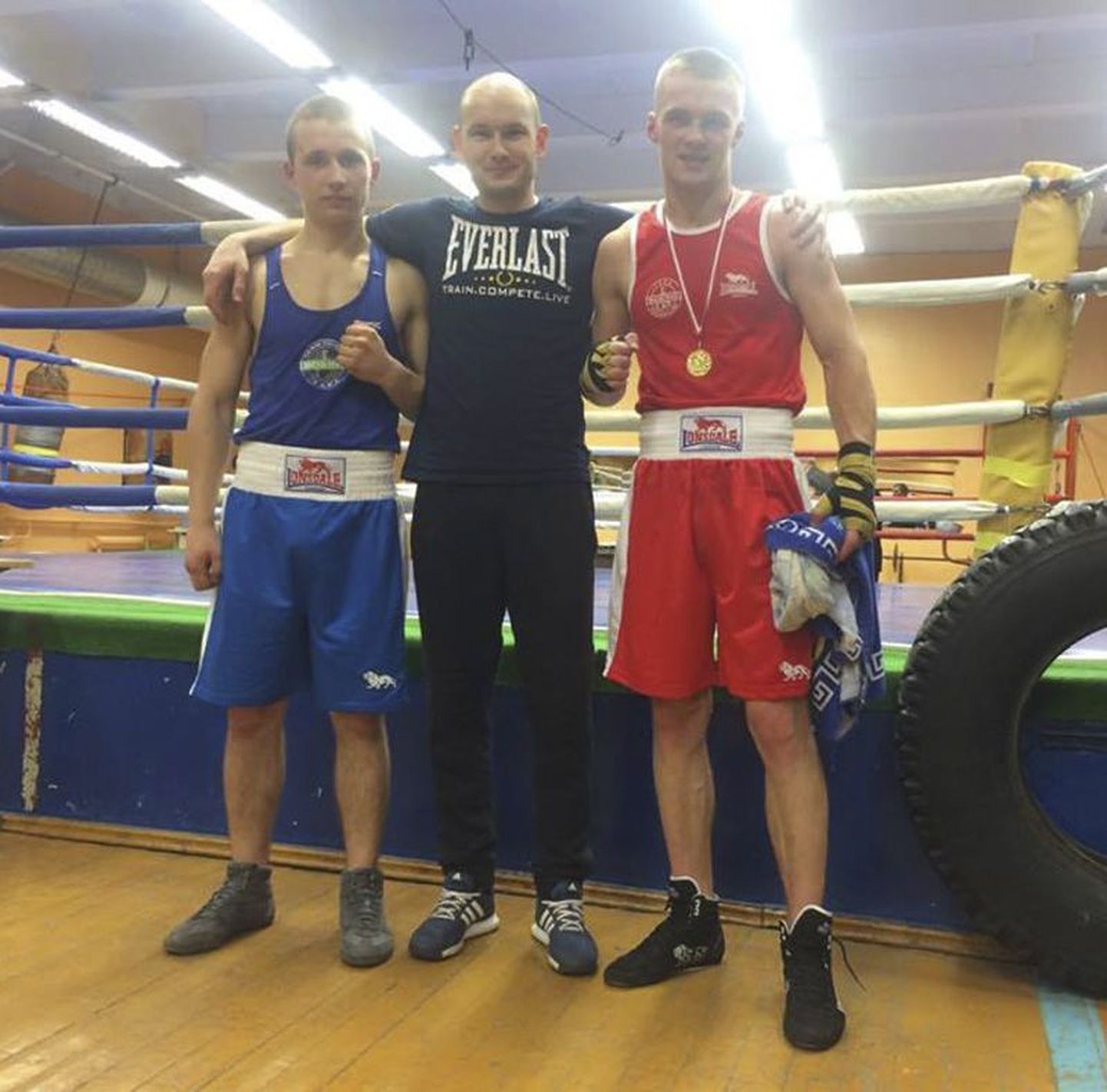 Ragnar Jordan (vasakult), treener Jakov Peterson ja Vitali Kuzmitš.