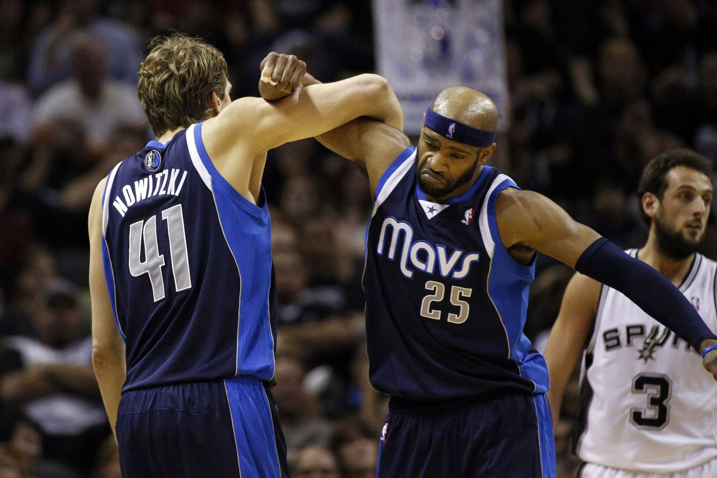 Dallas Mavericksi mängijad Dirk Nowitzki (vasakul) ja Vince Carter suutsid võõrsil San Antonio Spursi üllatada.