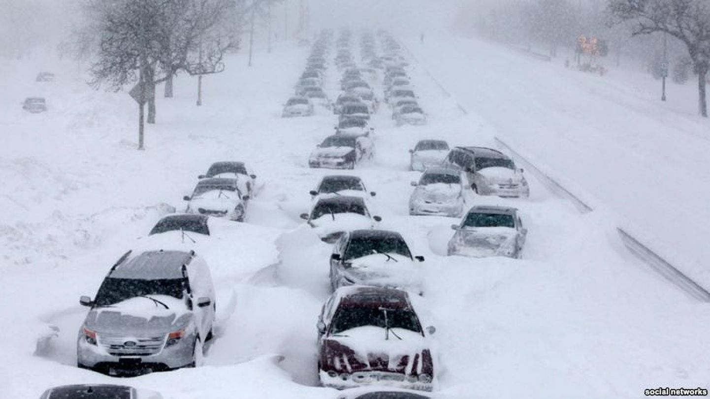 Lumevangis autod Venemaal, Orenburgi-Orski maanteel.