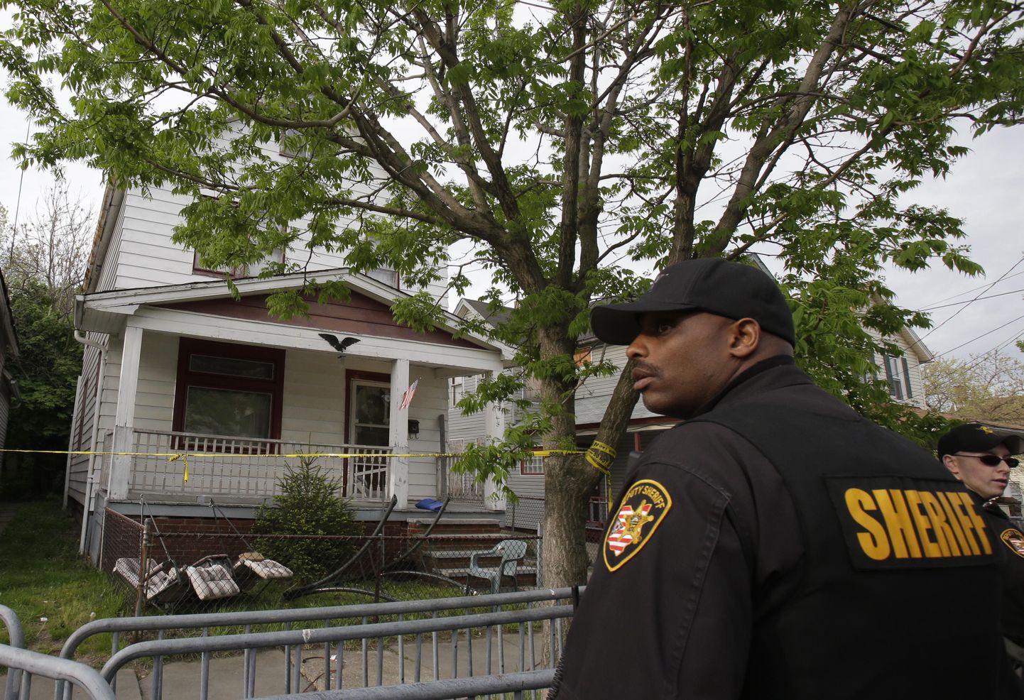 USA abišeriff täna Clevelandis maja ees seismas, kust kolmel röövitud naisel põgeneda õnnestus.