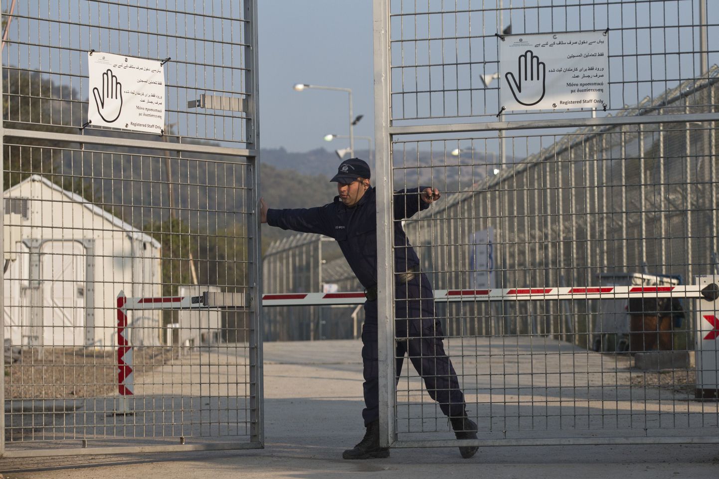 Politsei sulgemas Kreekas asuva ajutise Moria pagulaslaagri väravaid.