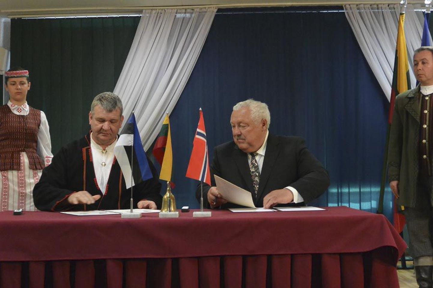 Viljandi maavanem Lembit Kruuse ja Plunge rajooni omavalitsuse juht Albinas Klimas uuendasid oma allkirjaga koostöölepet.