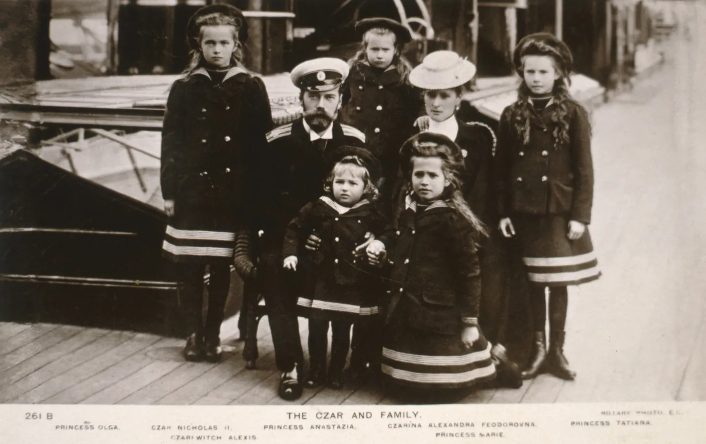 Keiser Nicholas II, keisrinna Aleksandra Fjodorovna, troonipärija Aleksei ja suurvürstinnad Olga, Anastassia, Marie ja Tatjana.