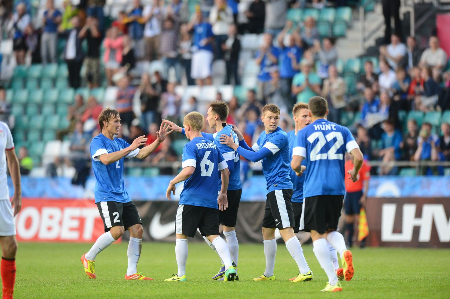 Eesti jalgpallikoondise mängumehed väravat tähistamas