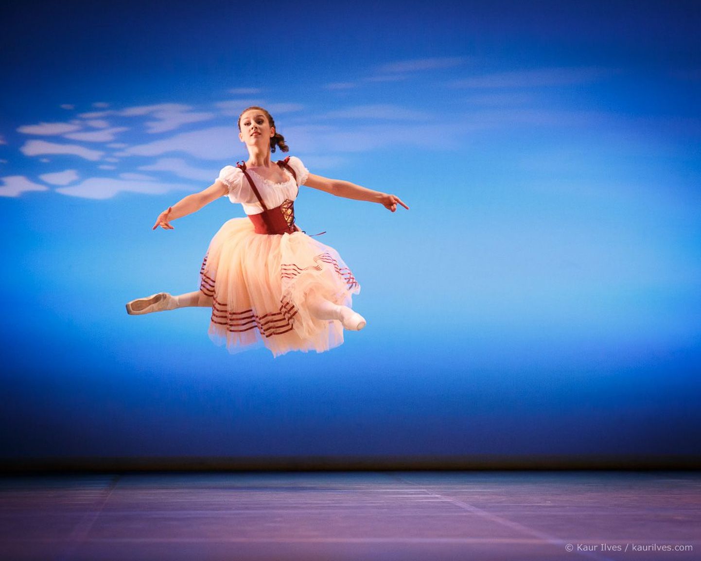 «И вдруг прыжок, и вдруг летит...» Хелен Богач в фрагменте из балета «Маркитантка» Пуни – Сен-Леона.