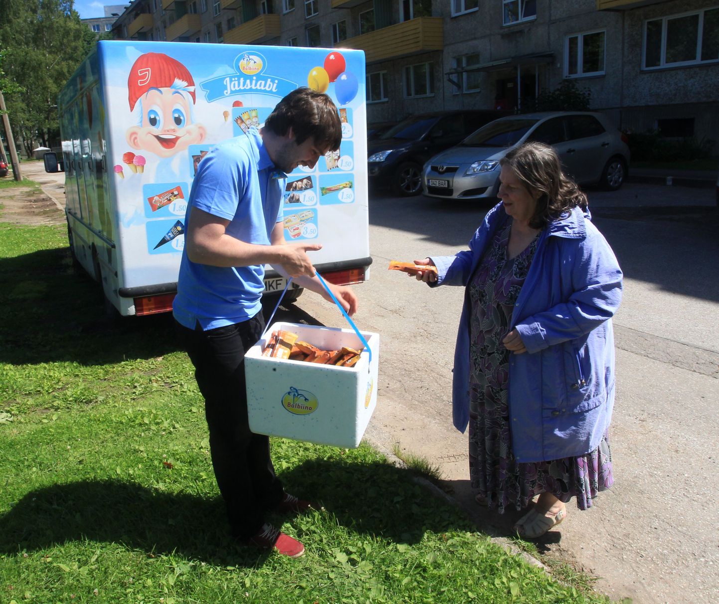 Kui tavaliselt on Balbiino Onu Eskimo ehk Evald Rooma sünnipäeval jaganud üle Eesti tänavatel inimestele tasuta jäätiseid, siis täna üllatatakse jäätistega erinevaid ettevõtteid.