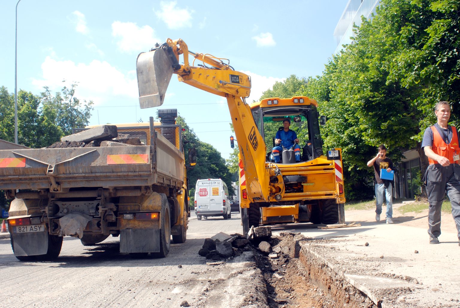 TRT02: NARVA MAANTEE :TARTU, EESTI, 19JUN08 -
Raatuse tänav saab lõigus Narva maantee - Pikk uue ülekatte.
pm/Foto PRIIT MÜRK