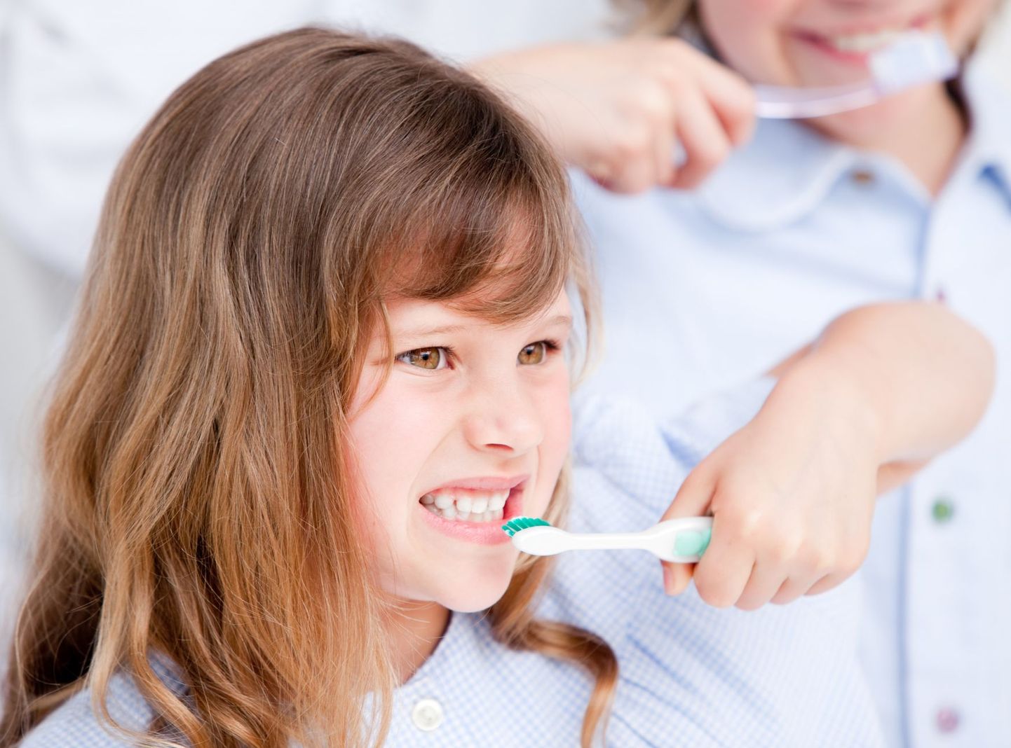 Hambaid ei tohi kõvasti nühkida, kuid hoolikalt pesta tuleb neid küll.