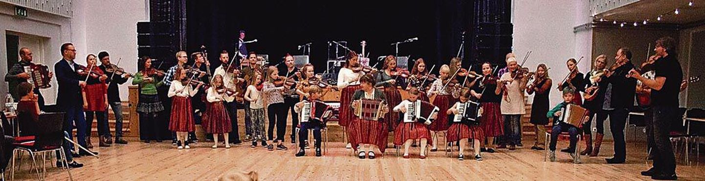 Kihnu rahvamajas esinesid viiulifestivali õpilased ja nende juhendajad koos.
