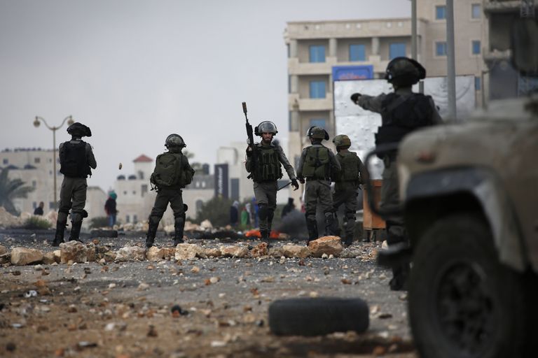Iisraeli sõdurid Ramallah's vastamisi kivisid loopivate palestiinlastega.