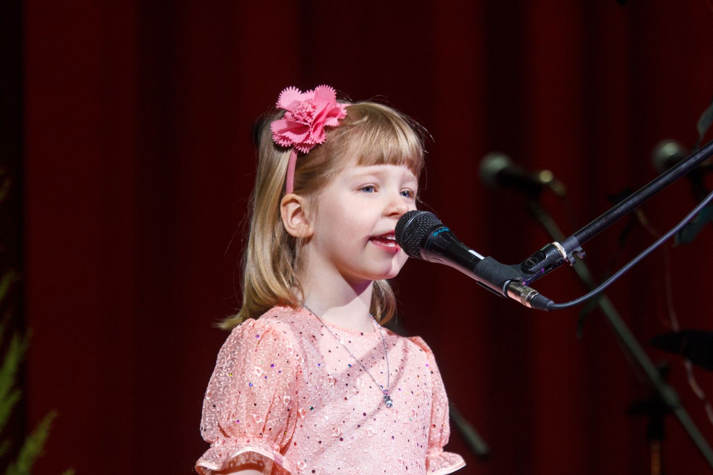 Eelmisel aastal toimunud Valgamaa laste lauluvõistlusel võitis kõige nooremate laulusolistide hulgas Valga tüdruk Anette Lee, kelle juhendaja oli Age Ruuse. Sel aastal esitas tüdruk Valga linna lauluvõistlusel laulu «Väike poni».