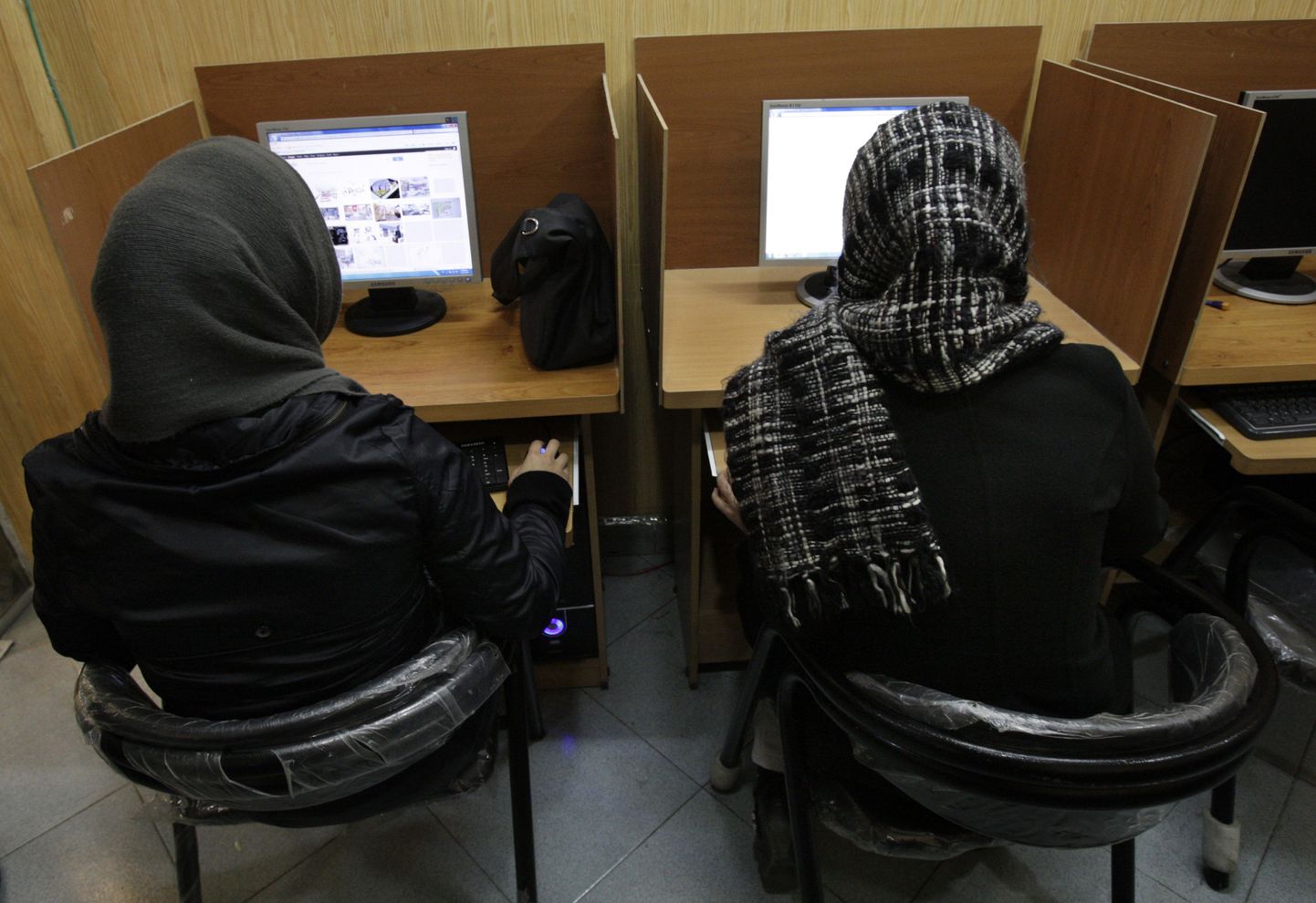 Iraani naised riigi pealinnas Teheranis internetikohvikus.